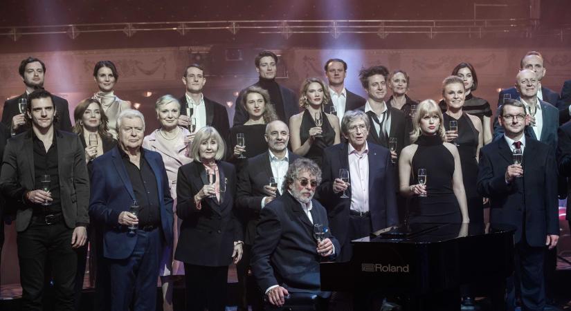 Ilyen volt a szilveszteri Himnusz a 130 éves Vígszínház társulatával