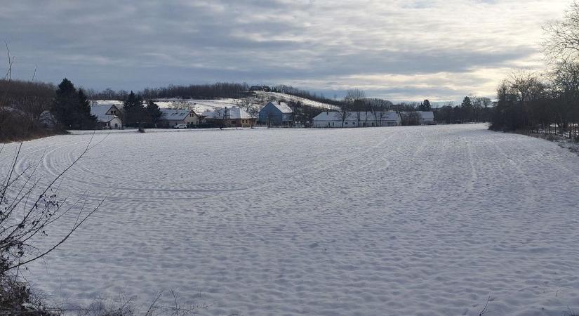 Pannonhalmát sűrű hópelyhek kísérték át 2026-ba - fotók