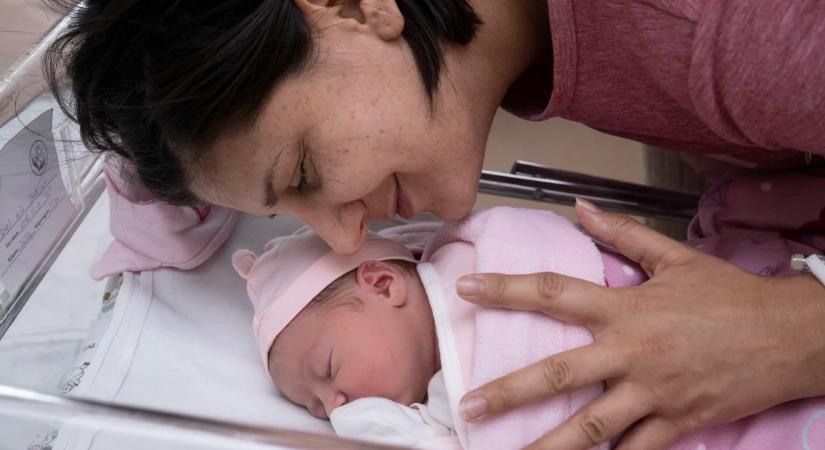 Tündéri fotó 2026 első újévi babájáról