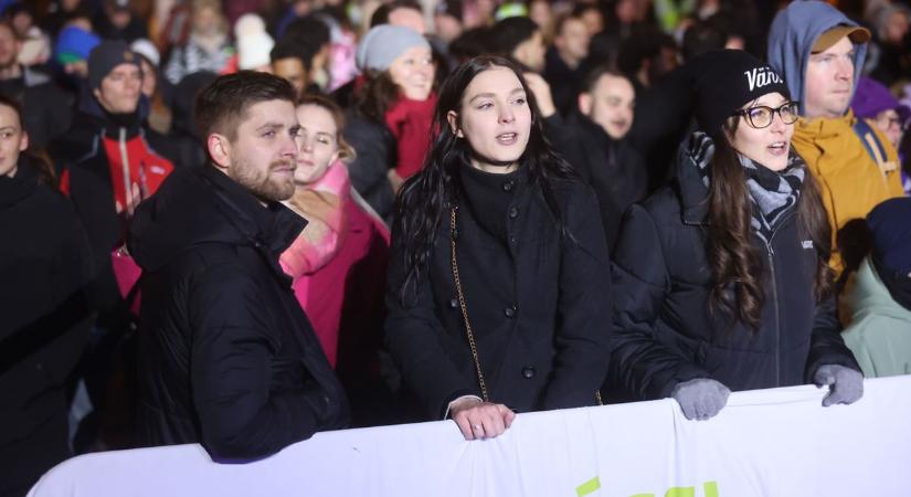 Így búcsúztatták a pécsiek a 2025-ös évet – megtelt bulizókkal a Széchenyi tér (GALÉRIA  VIDEÓ)