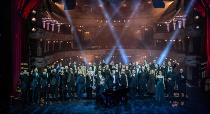 Így játszotta Presser Gábor a Himnuszt a Vígszínházban