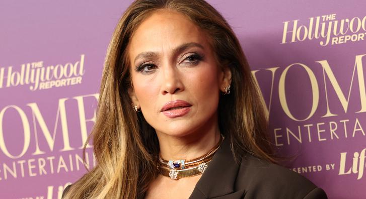 Jennifer Lopez egyetlen mondattal helyretette azokat, akik szerint 56 évesen nem kellene ilyen merészen öltözködnie