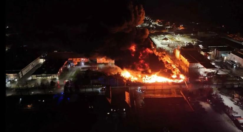 Pokoli tűz pusztított az éjjel Mosonmagyaróváron: legalább 1,5 milliárdos a kár