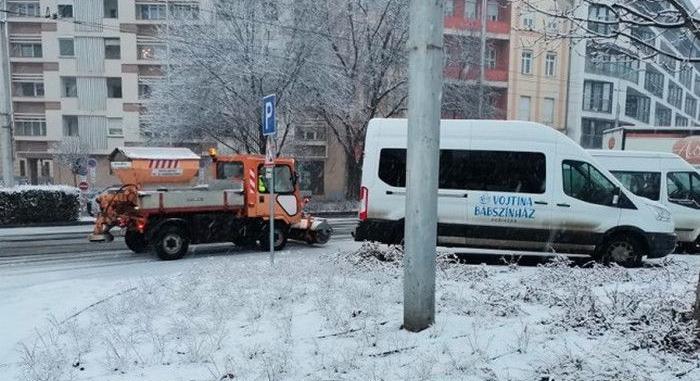 Nyolc munkagép szórja a debreceni utakat