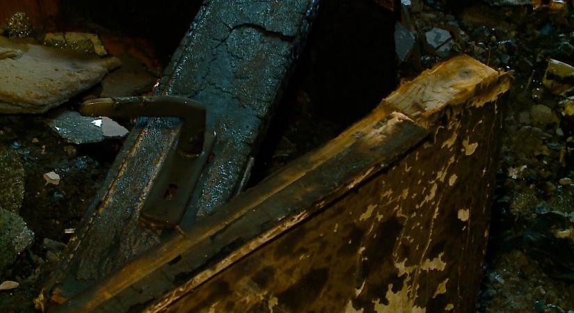 Szentesen egy fatároló égett és egy kutya is csatornába esett szilveszterkor