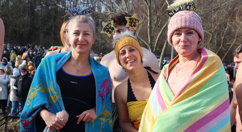 Óriási buli a 2 fokos vízben: 400 hős csobbant Orfűn az újév első napján (GALÉRIA  VIDEÓ)