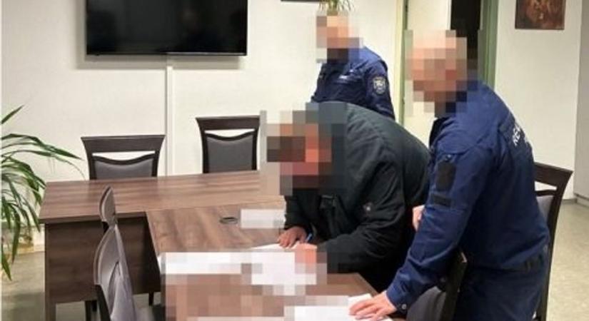 Hiába torzította el a hangját, a tiszajenői férfi felismerte az ajtóban álló kegyetlen idegent