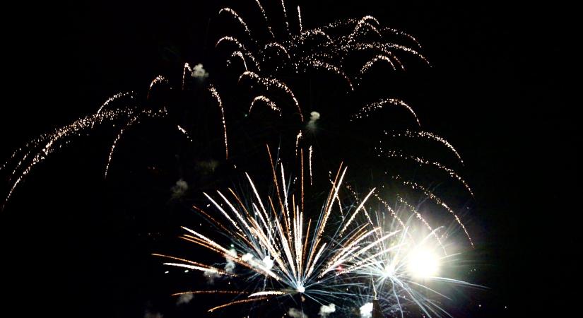 Félórás tűzijátékkal zárták az óévet a vásárhelyi belvárosban