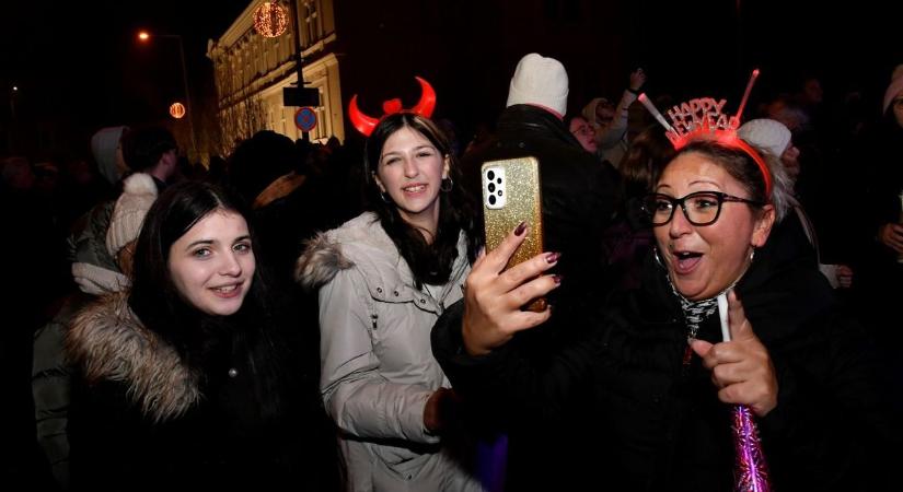 Szilveszter Mosonmagyaróváron – a Deák téren közösen köszöntötték 2026-ot tűzijátékkal, koncerttel - fotók