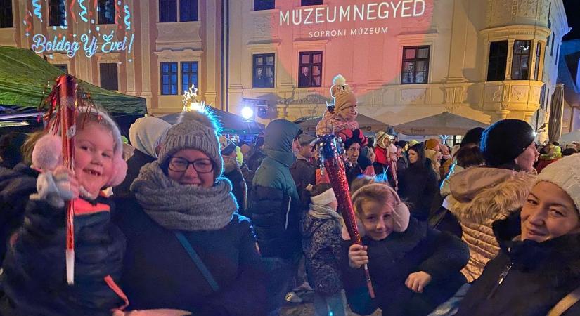 Karibi ritmusok és parádés hangulat: Így köszöntötte az újévet Sopron - fotók