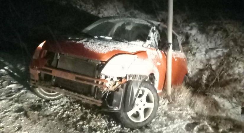 Az árokban ért véget az év egy autósnak Mezőfalvánál - videóval
