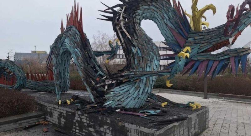 Kigyulladt a kazincbarcikai sárkányszobor