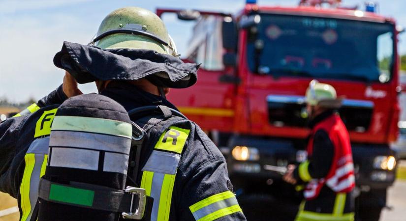 Nem reagált a jelzésekre, tűzoltók segítségével jutottak be a lakásába