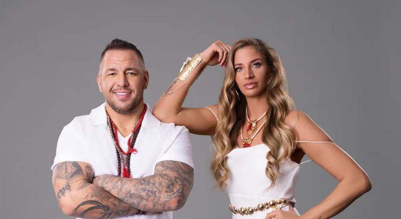 Ettől felforrsz: Csak egy aprócska bugyi van Curtis szerelmén - Videó