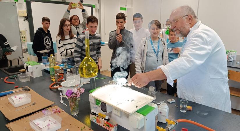 Állt az osztály és tapsolt: szekszárdi tanár kapta a pedagógusok Kossuth-díját