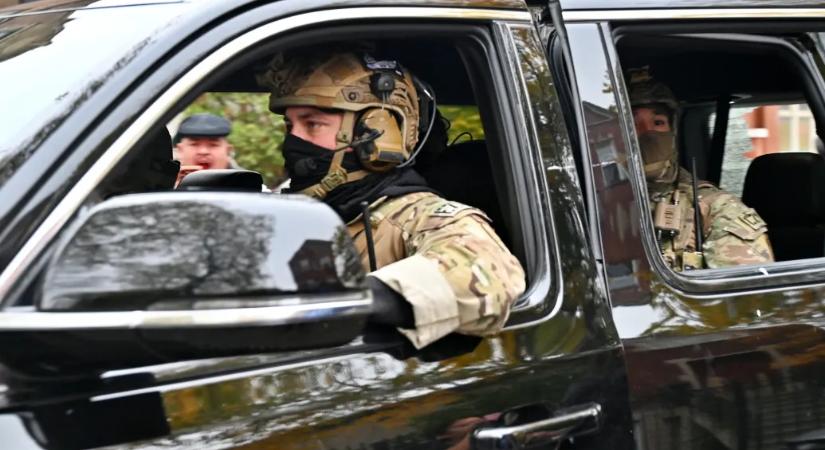 Több millió dollárból influenszerekkel toborozna fegyverekért és patrióta podcastokért rajongó dolgozókat az amerikai idegenrendészet