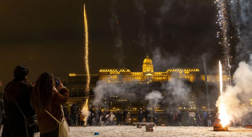 Mesés hóeséssel búcsúztatta az óévet Budapest – Fotók és videók a szilveszteri havazásról