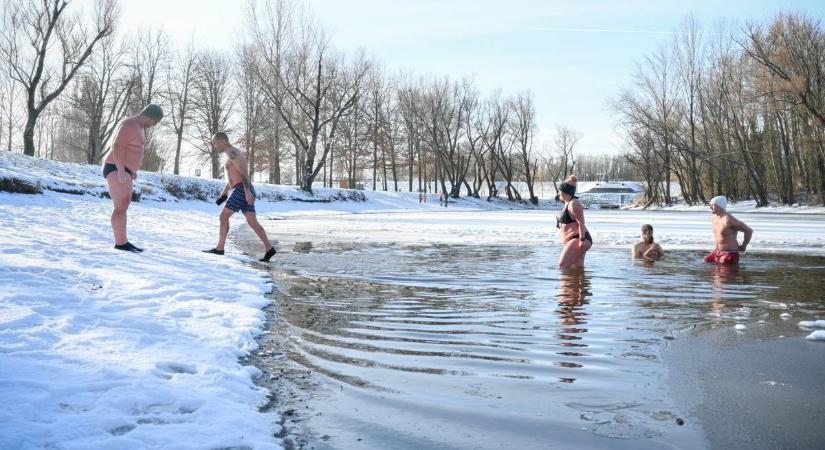 Jeges vízben úsztak a győri vasemberek - Látványos képgaléria