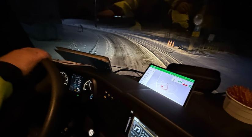 Havazás után is elszállítják a szemetét? Mutatjuk, meddig jutottak a kukások a havas úton (videó)