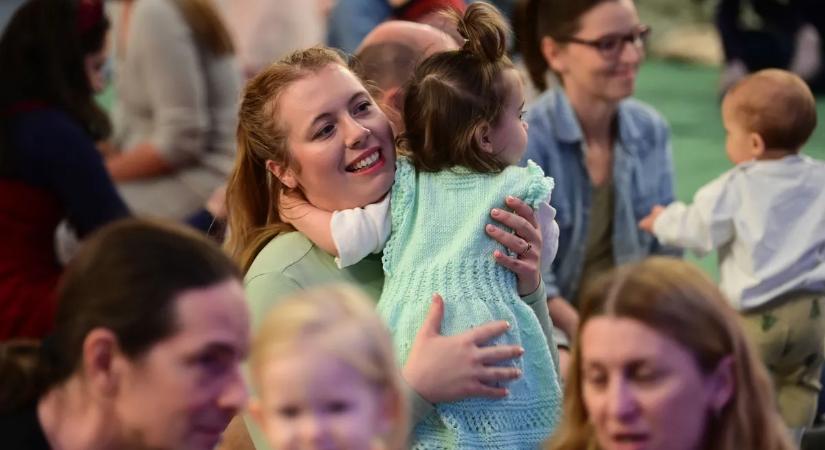 Hollik István: Támogatásokkal, béremelésekkel és adócsökkentéssel indul az új év