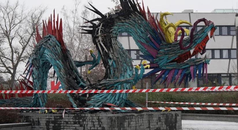 Lángra kapott és megégett a kínai–magyar együttműködést szimbolizáló lécsárkány Kazincbarcikán