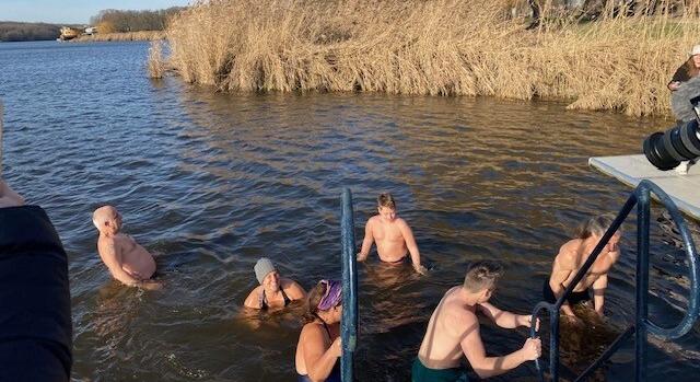 Desedai fürdéssel kezdték néhányan az újévet