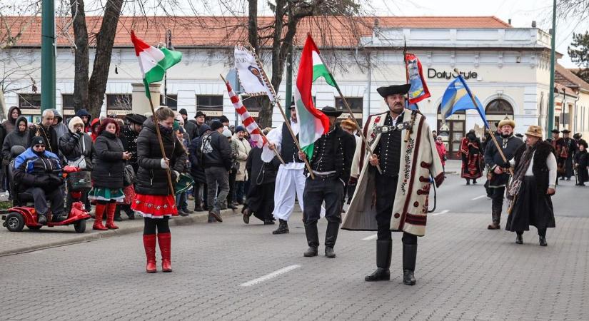 Rengetegen kíváncsiak voltak a rendhagyó pillanatokra: csergetéssel búcsúztatták az óévet Cegléden