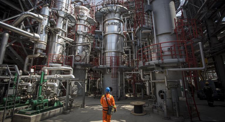 Washington zöld utat adott: újraindul a szerb finomító, jöhet a Mol