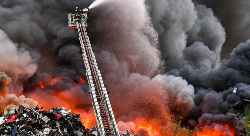 Kemény éjszakán vannak túl a tűzoltók, súlyos esetek történtek szilveszterkor