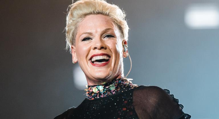 A kórházi ágyban köszöntette az újévet Pink