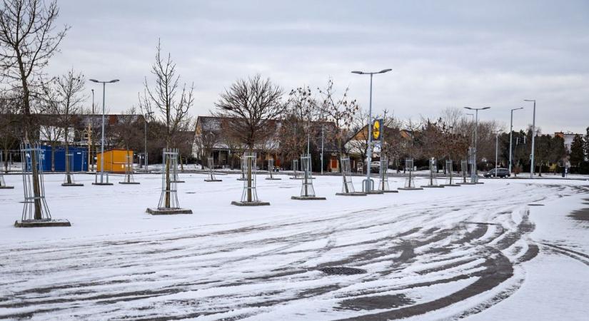 Hátborzongató sivárság: elhagyatottan, hólepel alatt alszik a város egyik legnagyobb parkolója