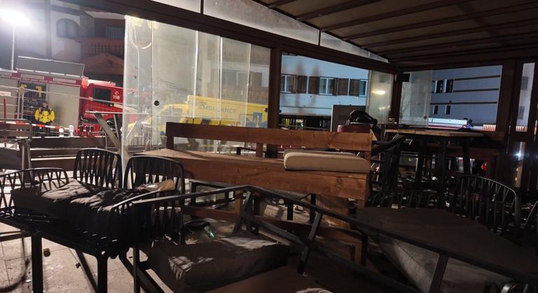 Megégett székek és padok – videón a svájci bár tragédiájának helyszíne