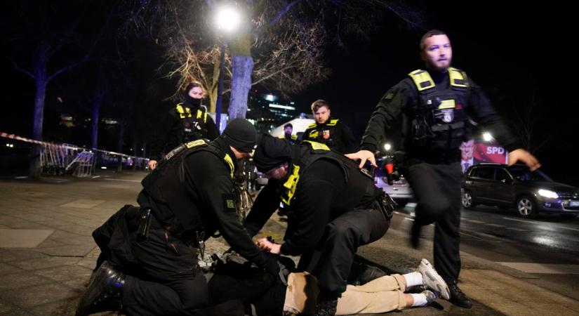 Rendőrökre támadtak a szilveszterezők Németországban (videó!)