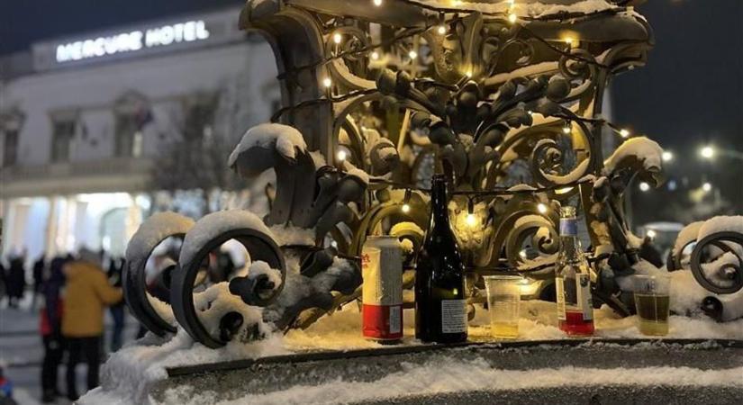 Már hajnalban megkezdődött Székesfehérvár belvárosának takarítása a szilveszteri buli után