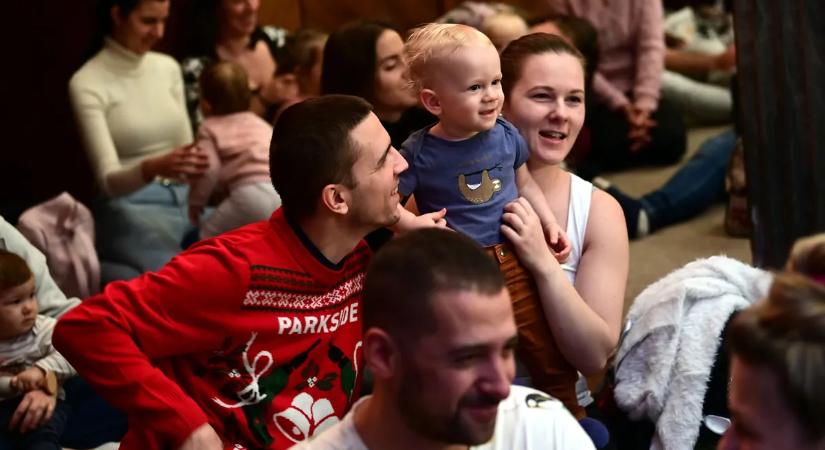 Újabb családtámogatások és béremelések indulnak januártól