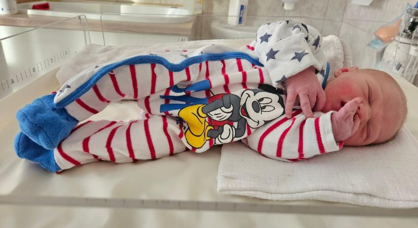 Dániel lett az év első újszülöttje Tolna vármegyében