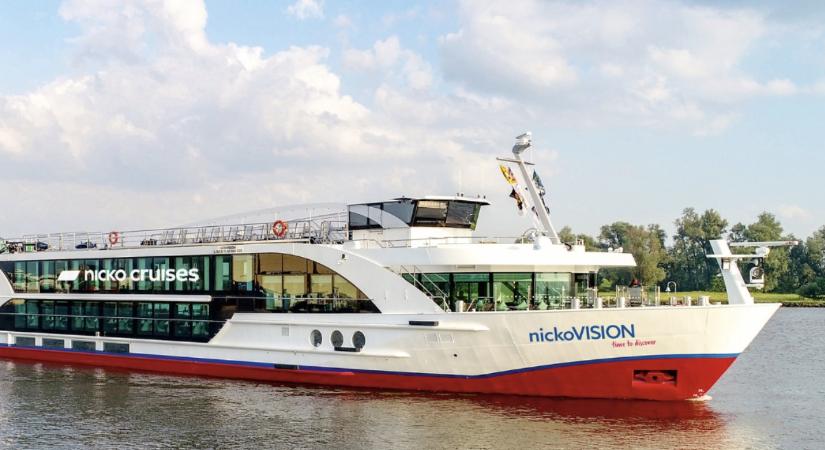 A Duna közepén zátonyra futott hajón szilveszterezett kétszáz utas