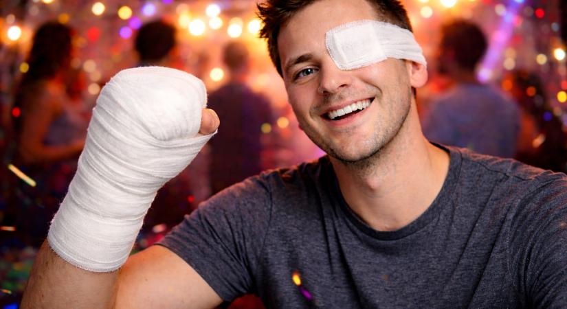 Petárdával lerobbantotta három ujját egy olasz férfi, hazament a kórházból, aztán arcon petárdázta magát