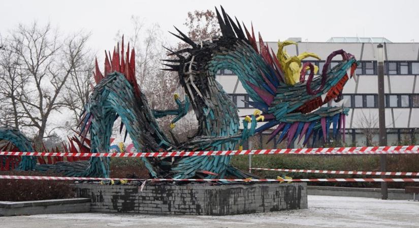 Megsérült Szőke Gábor Miklós kazincbarcikai fasárkánya, egy tűzijáték gyújthatta fel