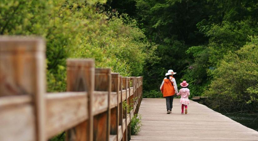 Extrém intézkedéssel ösztönzi családalapításra a fiatalokat a kínai kormány