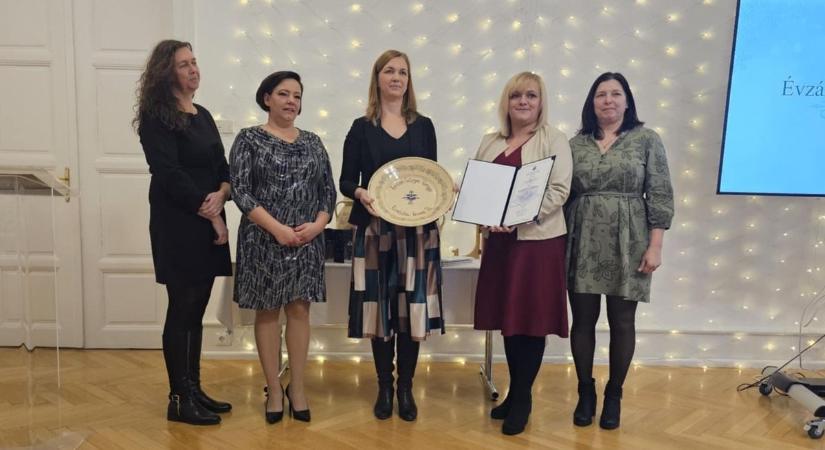 Díjat kapott a sárisápi és a tardosi közösség lelke