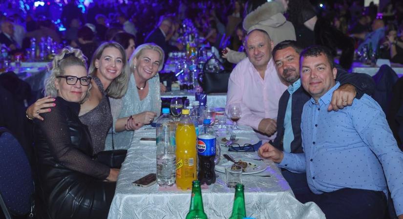 Három hely, egy éjszaka: kocsmapulttól halászléig, majd a város legnagyobb bulijáig – így ünnepelt Szeged szilveszterkor