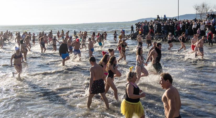 Több mint százan merészkedtek a Balaton vízébe újév napján