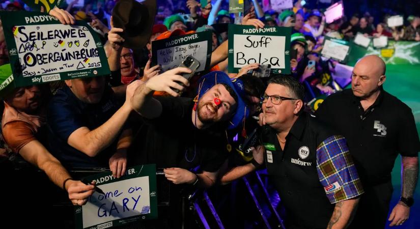 A skót legenda kivégezte a darts-vb közönségkedvencét