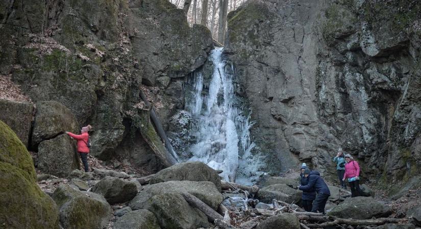 Óriási jégcsappá változott az Ilona-völgyi-vízesés