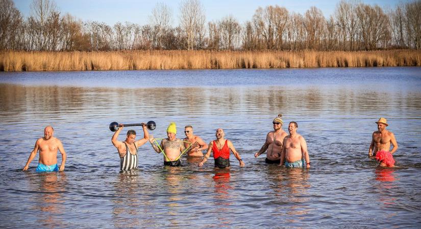 Az év első strandolói már megmártóztak Dombori jéghideg vizében (videó és galéria)