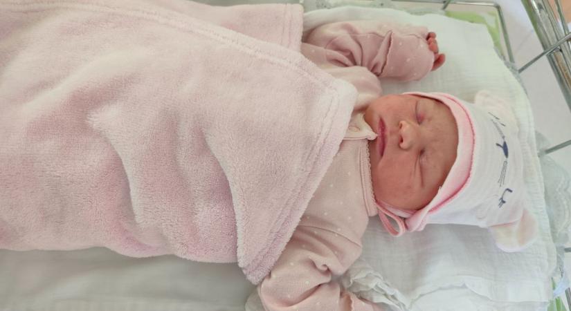 Lilla az újév első soproni babája - fotó