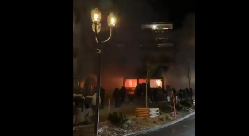 Újévi tragédia Svájcban: több tucatnyian haltak meg egy bártűzben