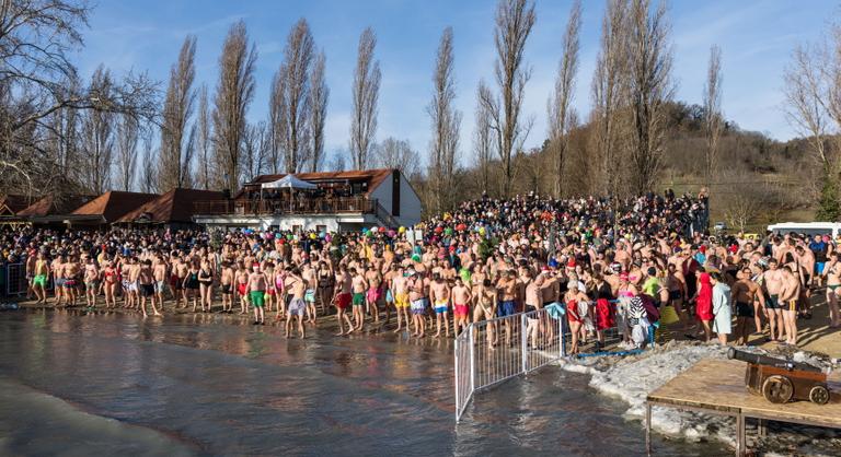 Több százan mártóztak meg a fagyos Balatonban az év első napján