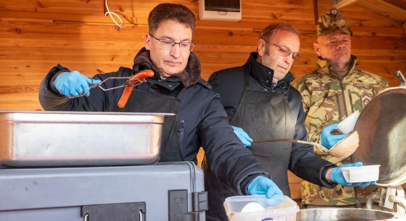 Kígyózó sorok várták a bőséget hozó lencsét az Alba Pláza előtt (galéria, videó)